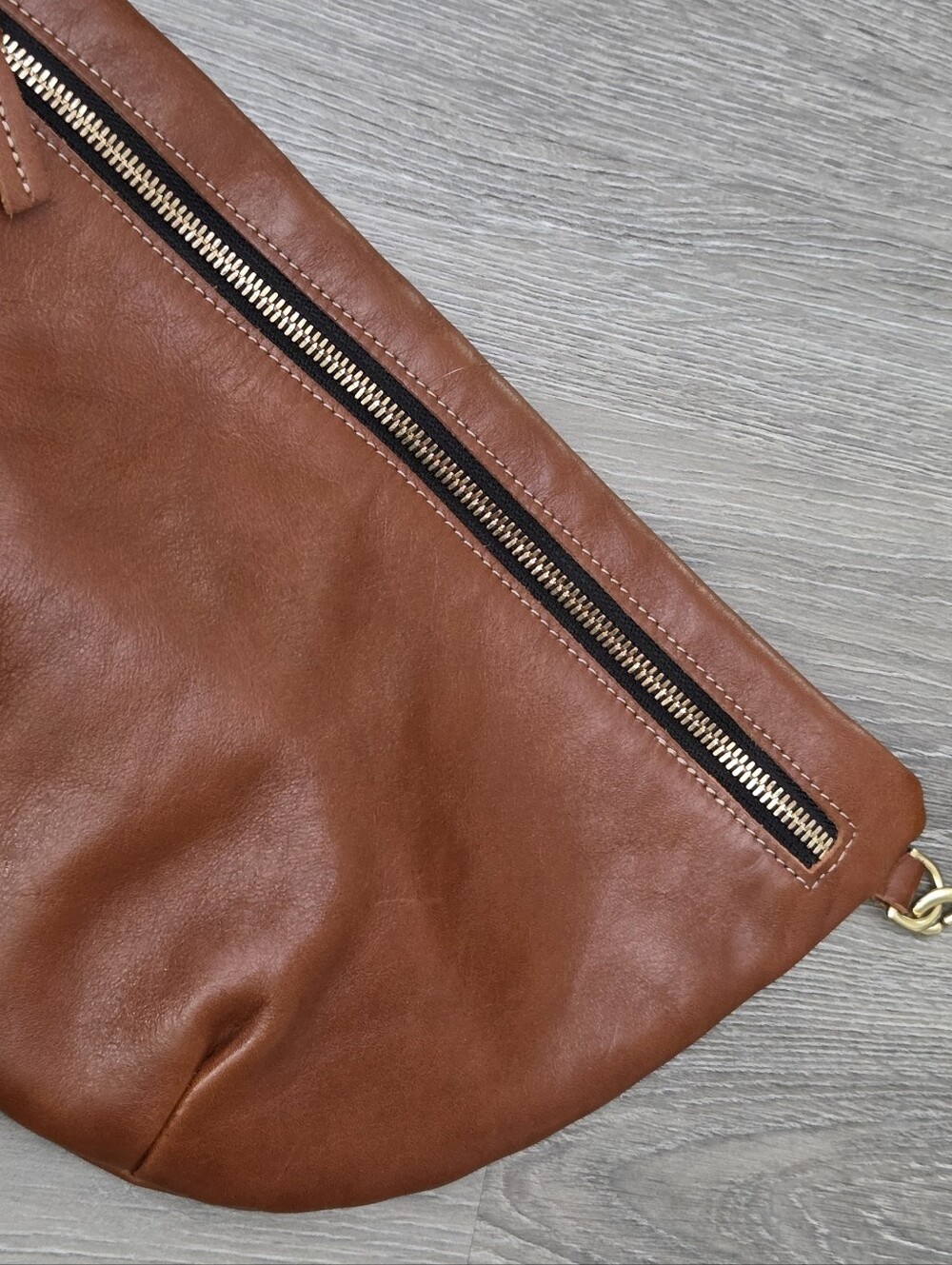 LIKE NEW CLARE V GRANDE FANNY BAG - MIEL OLD FASHION LEATHER - Picture 4 of 6